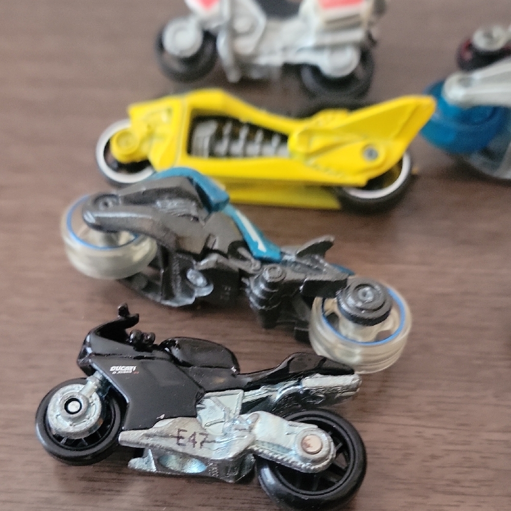Miniature Motorcycles Set - Multicolor - Picture 5 of 12